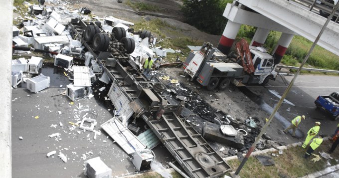 Camionero cay&oacute; de puente y se salv&oacute; de milagro