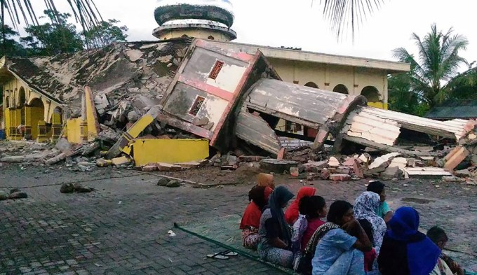 Casi un centenar de muertos por el terremoto en Indonesia