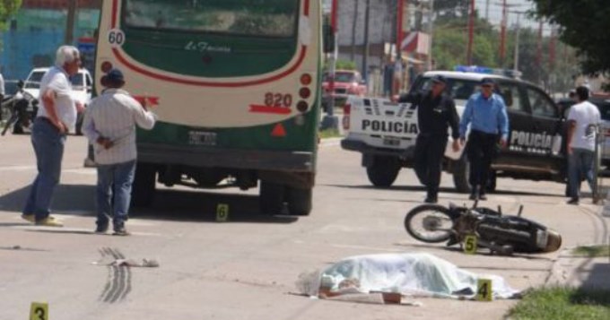 Colectivo aplasta a motoquero con las ruedas de adelante y de atr&aacute;s