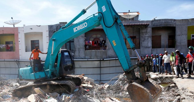 El terremoto en Indonesia ya dej&oacute;  100 muertos