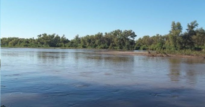 Estaba pescando y la violaron entre cuatro