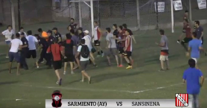 Feroz paliza a terna arbitral en el Federal B