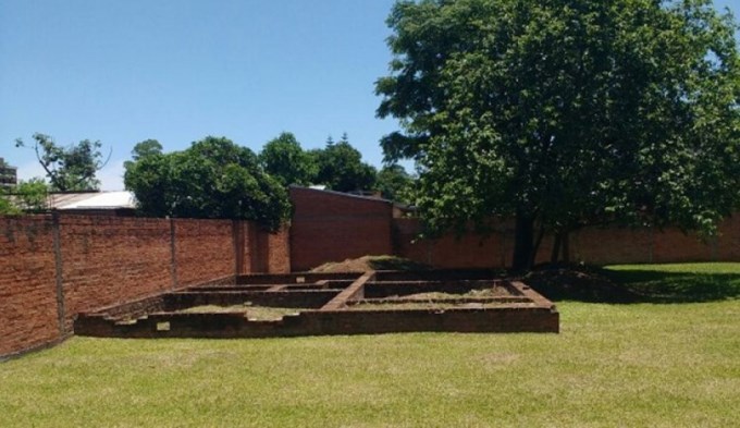 Le ataron una soga al cuello para violarla y casi la matan