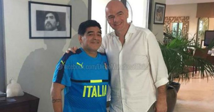 Maradona recibi&oacute; en su casa al presidente de la FIFA