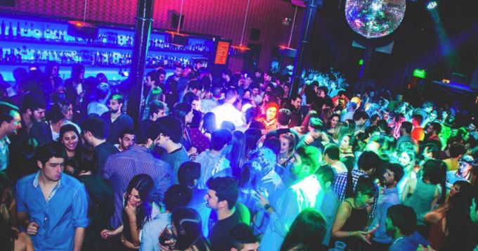 No entr&oacute; al boliche porque su peinado era "poco femenino"