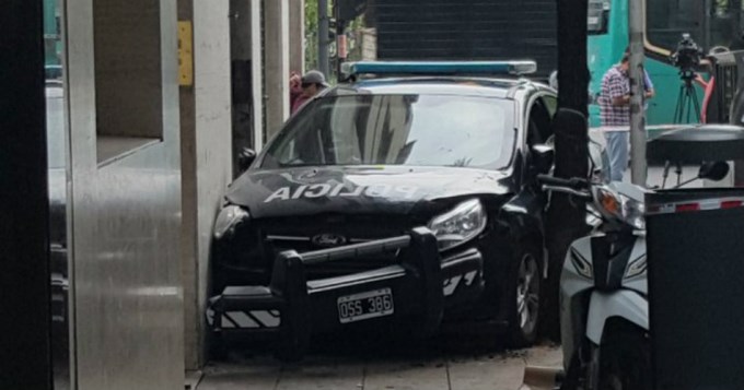 Patrullero descontrolado se incrust&oacute; en peluquer&iacute;a