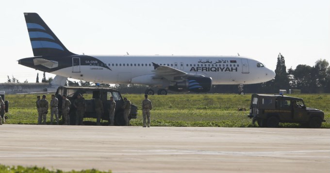 Secuestraron avi&oacute;n en Libia y amenazaron con explotarlo