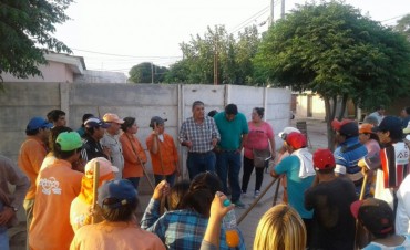 Vecinos y obreros municipales trabajaron juntos en la limpieza del barrio Para&iacute;so