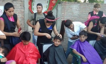 Se realizan cortes de cabello gratuitos en comedores y merenderos municipales