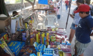 Municipio y puesteros acordaron nuevos requisitos para regular la venta de pirotecni