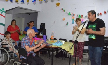 La Oficina de la Diversidad ofreci&oacute; una cena  los abuelos del hogar &ldquo;Mama Antula&rdquo;