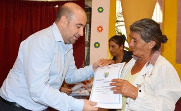 En v&iacute;speras de Navidad el intendente Mirolo llev&oacute; felicidad a 50 familias del barrio Sarmiento que recibieron sus escrituras