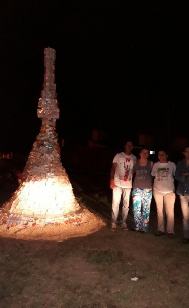 Artistas pl&aacute;sticos montaron un &aacute;rbol de Navidad con m&aacute;s de mil cajas recicladas en el barrio El Rinc&oacute;n   
