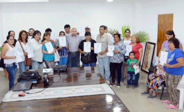 Mirolo finaliz&oacute; el a&ntilde;o con la entrega de escrituras a m&aacute;s familias  del barrio Sarmiento   