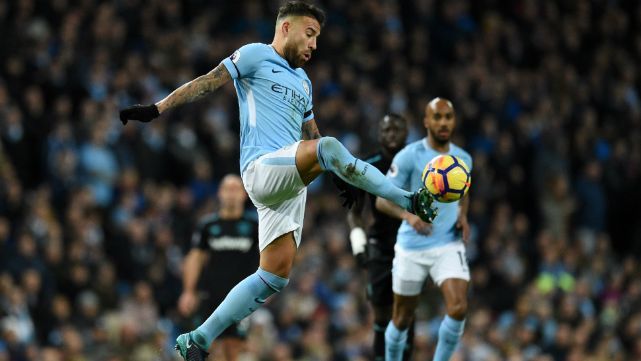 Con gol de Otamendi, el City mantiene la ventaja como puntero