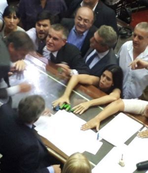 Diputados se fueron a las manos en el recinto
