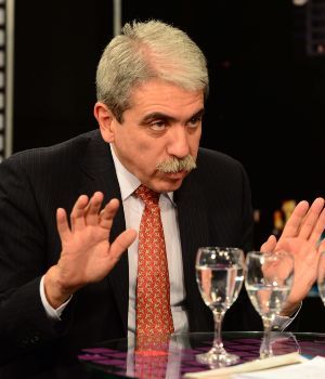 "El Gobierno quiere tener a los gobernadores agarrados de las bolas para el dunga-dunga"