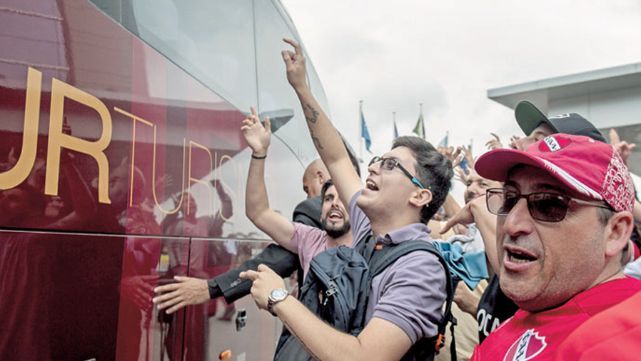 Hinchas de Flamengo atacaron a los del Rojo y prometen un infierno