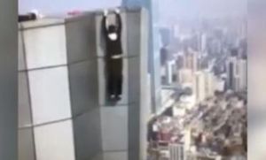 Hizo dos flexiones en un rascacielos y cay&oacute; al vaci&oacute;