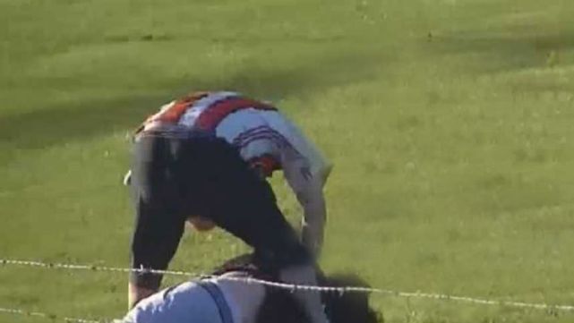 Le pegaron hasta desmayarlo en pleno campo de juego