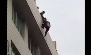 Lo dej&oacute; la novia, se tir&oacute; desde la terraza y todo tuvo un final ins&oacute;lito