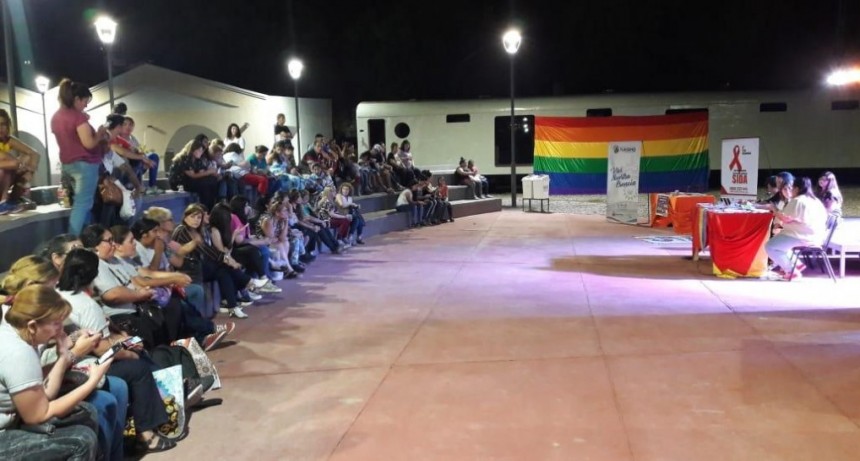Gran encuentro en la Plaza Mauricio Rojas para generar conciencia sobre la lucha contra el Sida