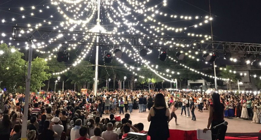La Banda encendió las luces del Árbol Navideño en la emblemática Plaza Belgrano 