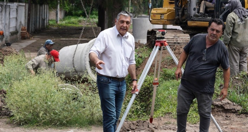 Roger Nediani visitó la obra de cañería de desagüe en el barrio Santa Clara
