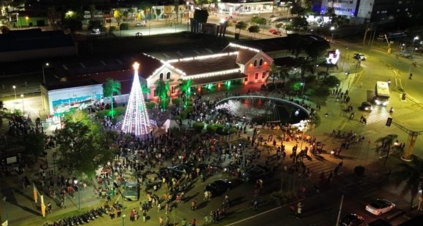  Nediani encabezó el encendido de las luces del Árbol de Navidad en un multitudinario evento